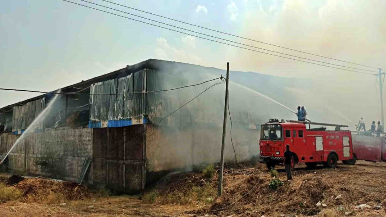 Sehore News: 100 tons of straw burnt to ashes due to fire in Alpha Protein Factory warehouse