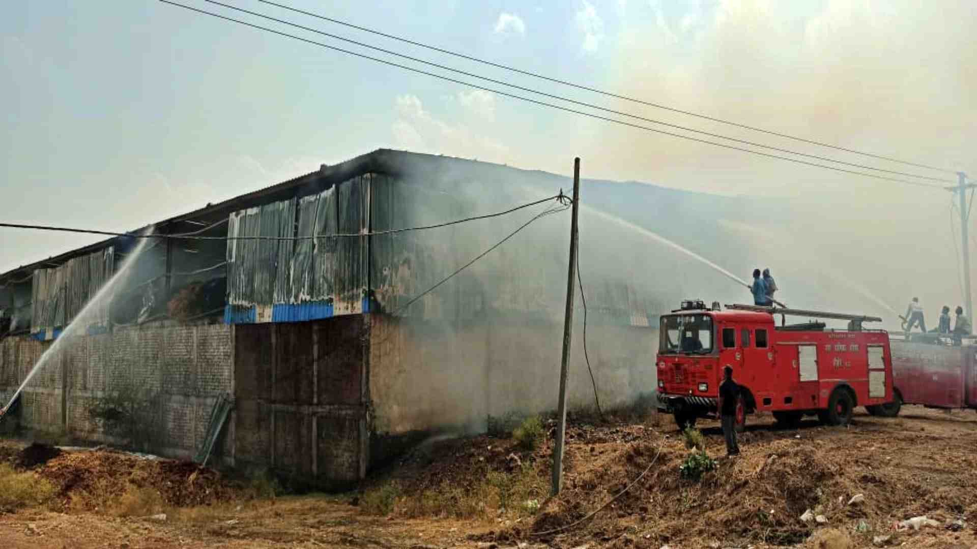 आग बुझाते दमकल कर्मी।