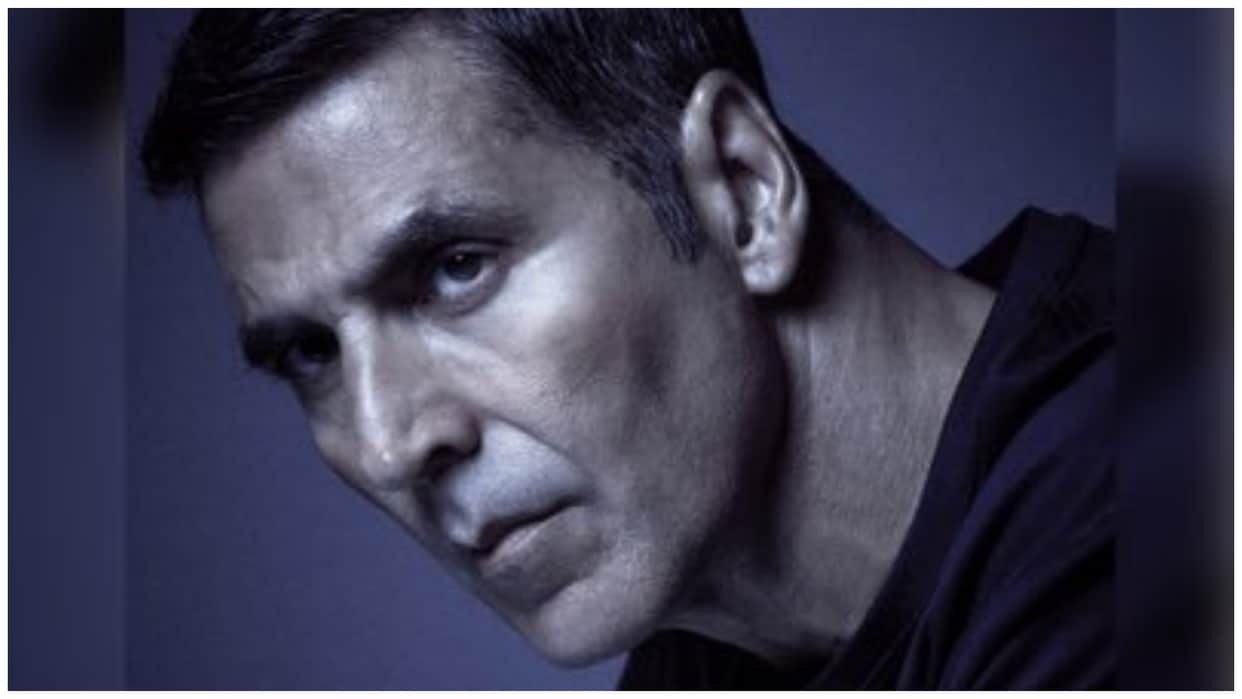 Angry Akshay Kumar Snatch Fan Phone In London Video Went Viral