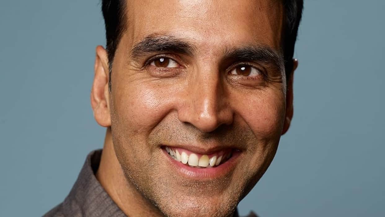 Bade Miyan Chote Miyan Actor Akshay Kumar Reveasl truth about his crazy fan slit his wrist with blade