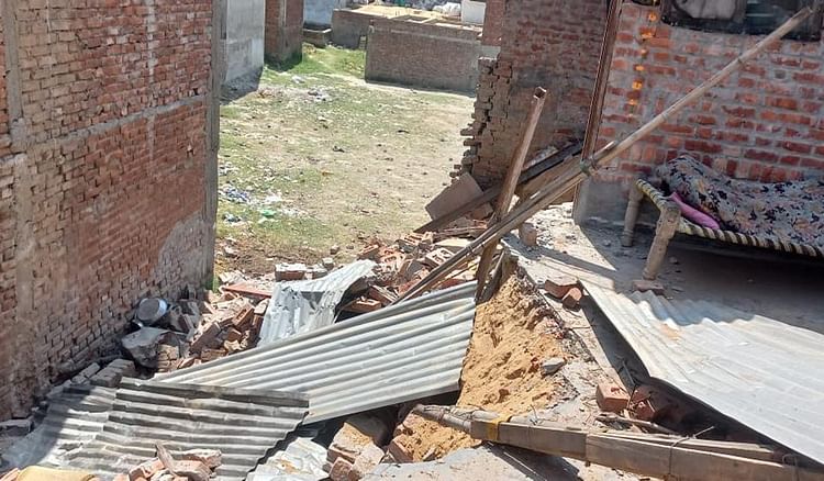 Amroha: Mother Buried After Roof Collapse House And Two Sons Injured ...