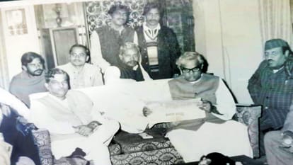 चुनावी यादें: राजवीर की जीप फंसी तो अटल बिहारी वाजपेयी बोले- मुझे दो स्टीयरिंग, ये तुम्हारे बस का नहीं है when Rajveer jeep got stuck, Atal Bihari Vajpayee said Give me steering in bareilly