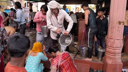 devotees took bath with water of Venu well On Somvati Amavasya in Bhandirvan in Mathura