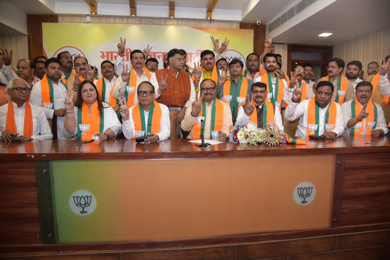 UP: Former DGP Vijay Kumar along with his wife joined BJP, two BSP leaders also took membership