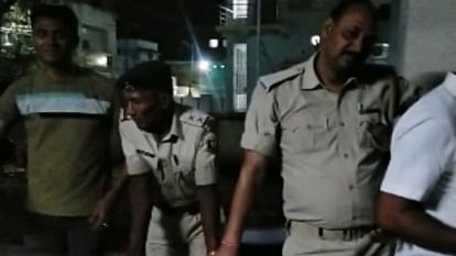 Bihar: Policeman assaulted a bank employee coming from Chapra to Samastipur in Saryu Yamuna Express