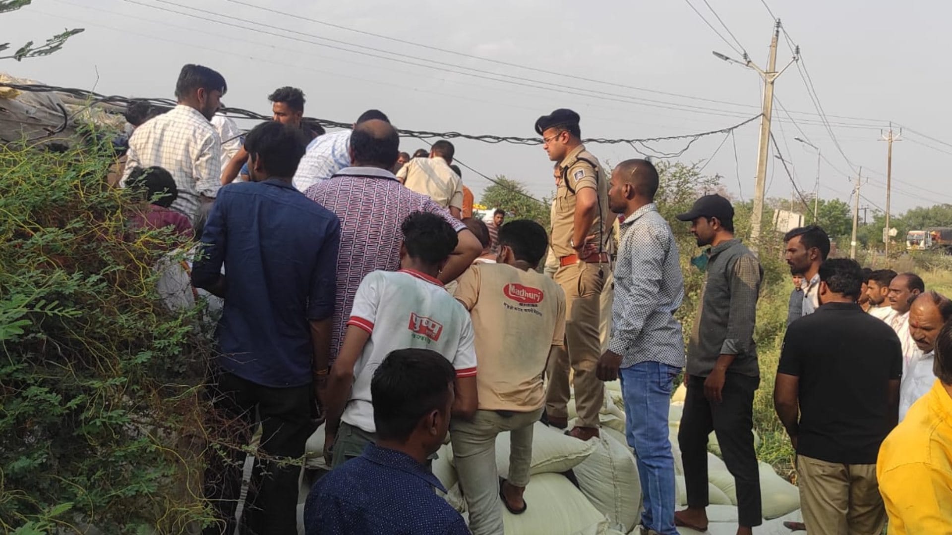 बाइक सवार पर गिर गया था चावल से भरा ट्रक