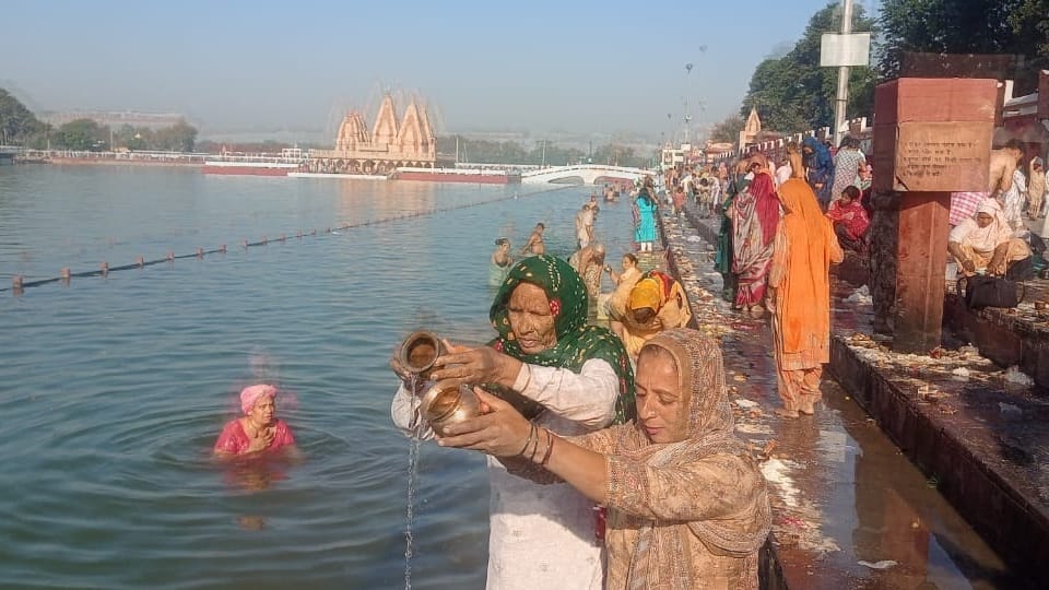 devotees offered prayers and took dip in Brahma Sarovar on Somvati Amavasya