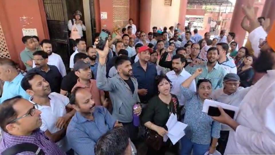 Team Papa demonstrated at DM office against arbitrariness of schools In Agra