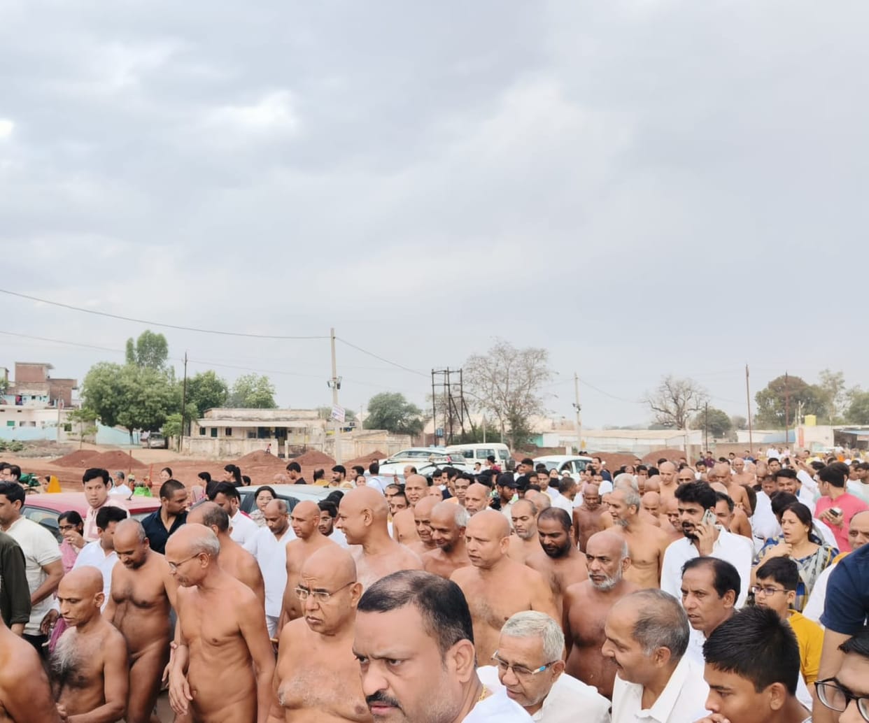 On April 9, Muni Samay Sagar in Kundalpur, Munis Shailsagar, Achalsagar and Sahajsagar entered Kundalpur