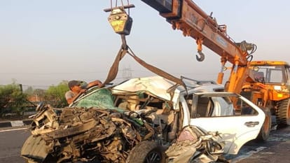 आगरा-लखनऊ एक्सप्रेसवे पर हादसा: चालक को झपकी आने से ट्रक में पीछे से घुसी फॉर्च्यूनर; मची चीख पुकार...चार घायल Fortuner rammed into truck from behind due to driver dozing off on Agra Lucknow Expressway Four people injured