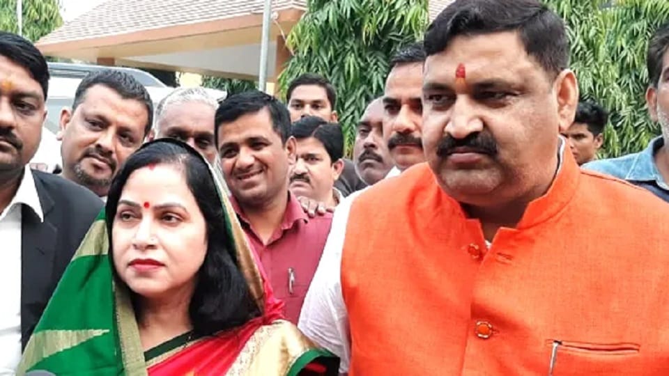 District Panchayat President Renu Gangwar and her husband have resigned from the party in rudrapur