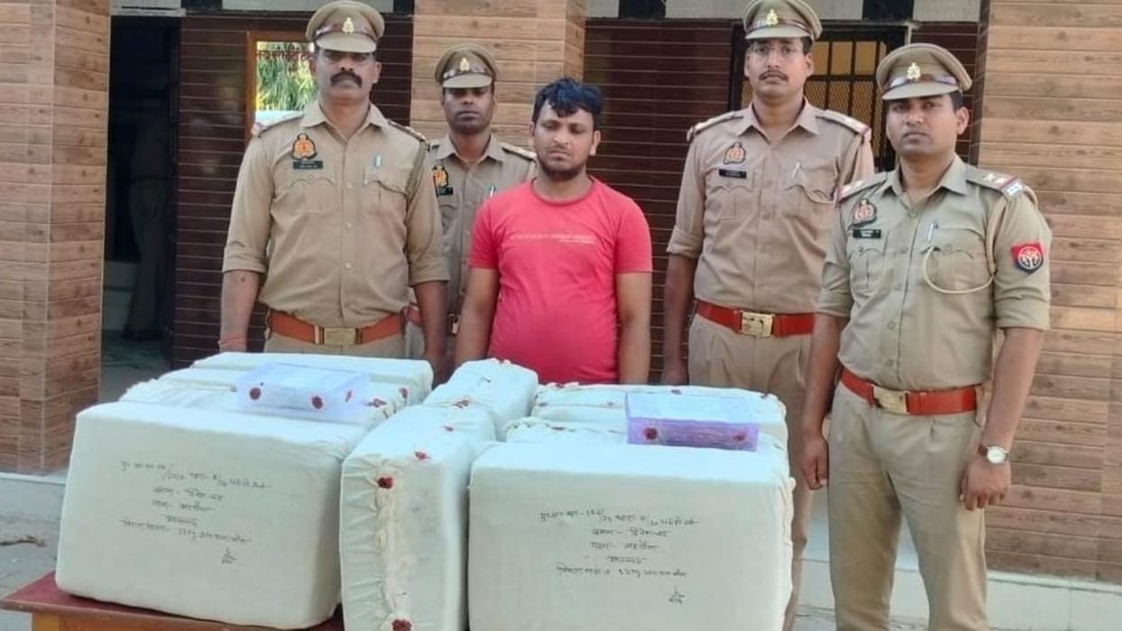 Azamgarh police caught ganja worth 14 lakh rupees in truck