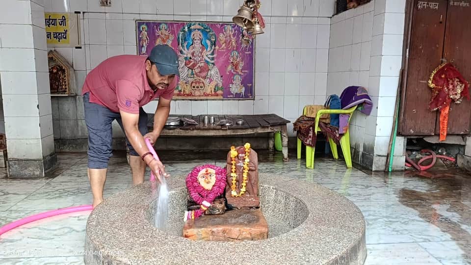 हाथरस अड्डा पथवारी मंदिर में नवरात्रि को लेकर मंदिर में सफाई करते सेवादार