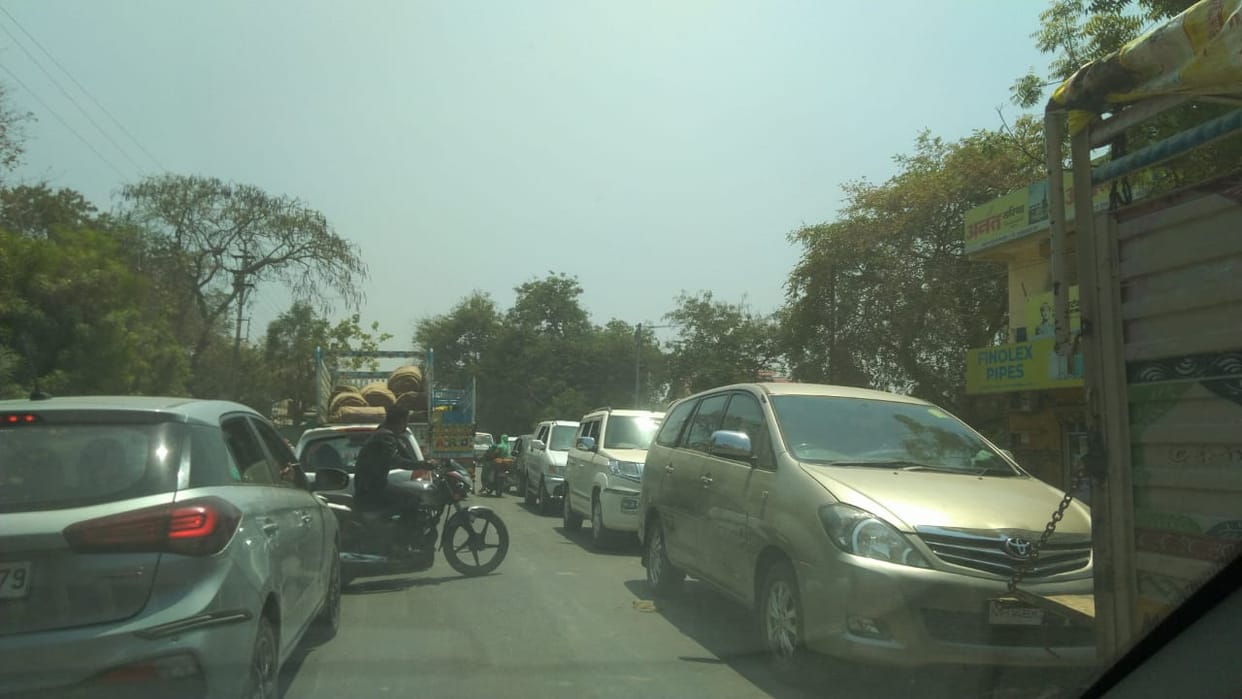 Indore News: Due to Somvati Amavasya, there was a jam at Bhairavghat for hours, traffic diverted from Barwah.