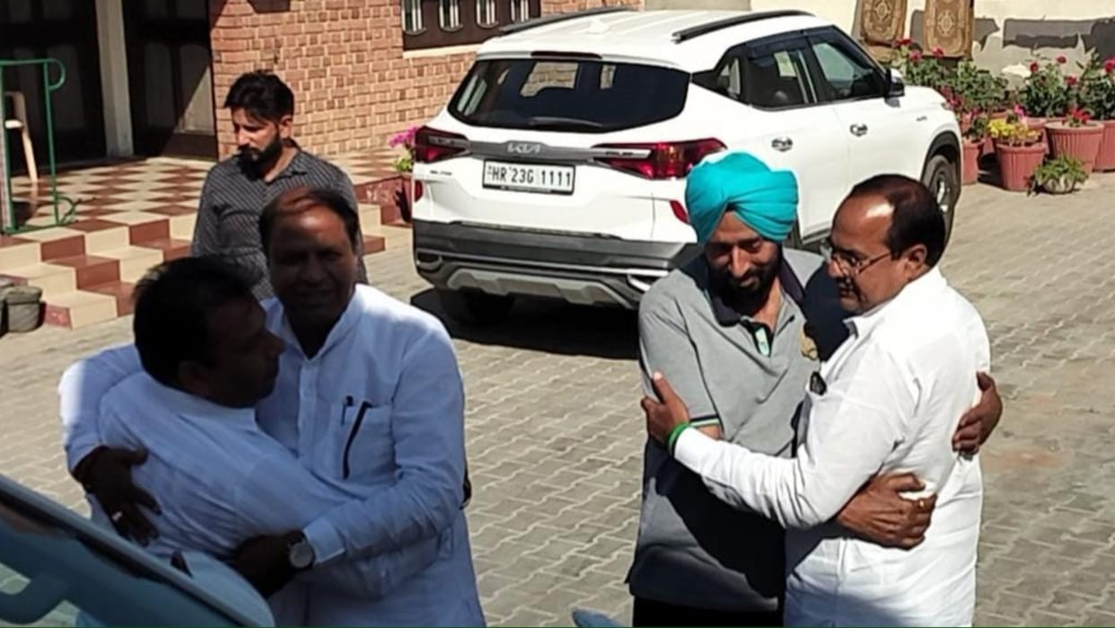 Haryana: Julana MLA Amarjeet and Rajendra Litani arrived to persuade Nishan Singh