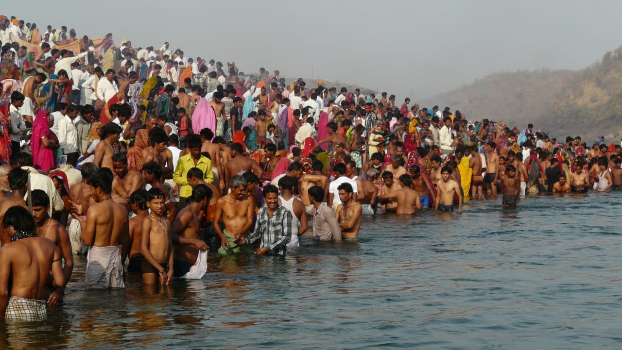खंडवा के ओंकारेश्वर में लाखों लोगों ने नर्मदा स्नान किया।