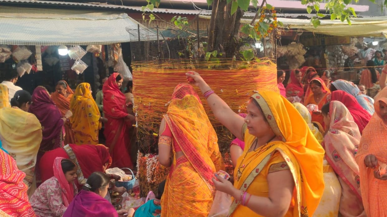 Devotees took a holy dip in Ganga for somvati amavasya