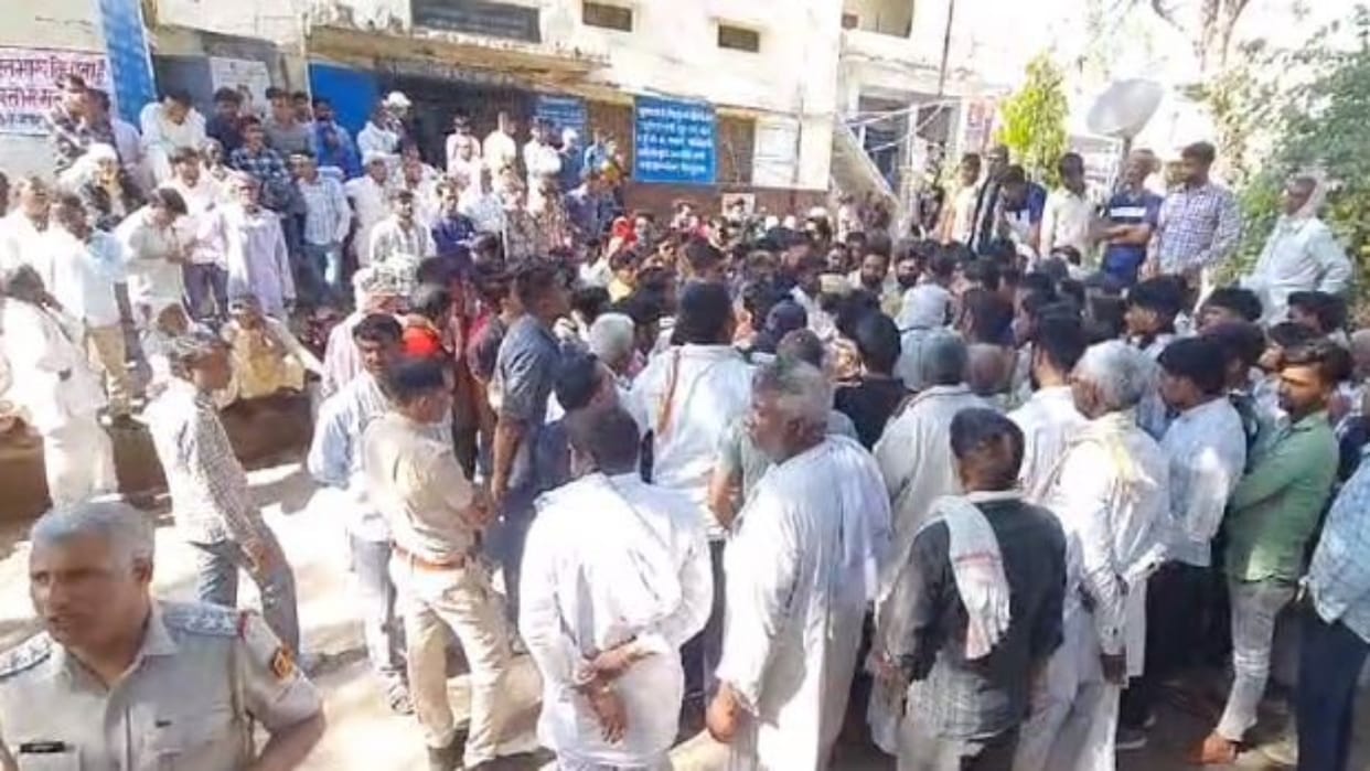 Karauli News: A young man died in a collision with a roadways bus, family members sought help