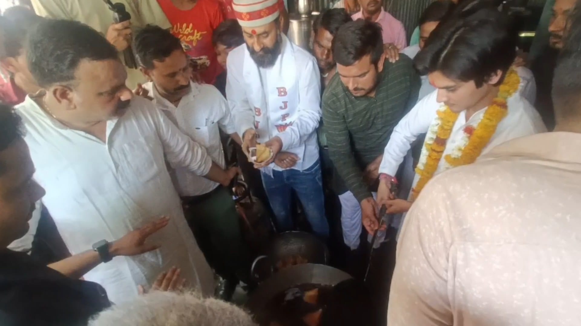 समोसे तलते महाआर्यमन