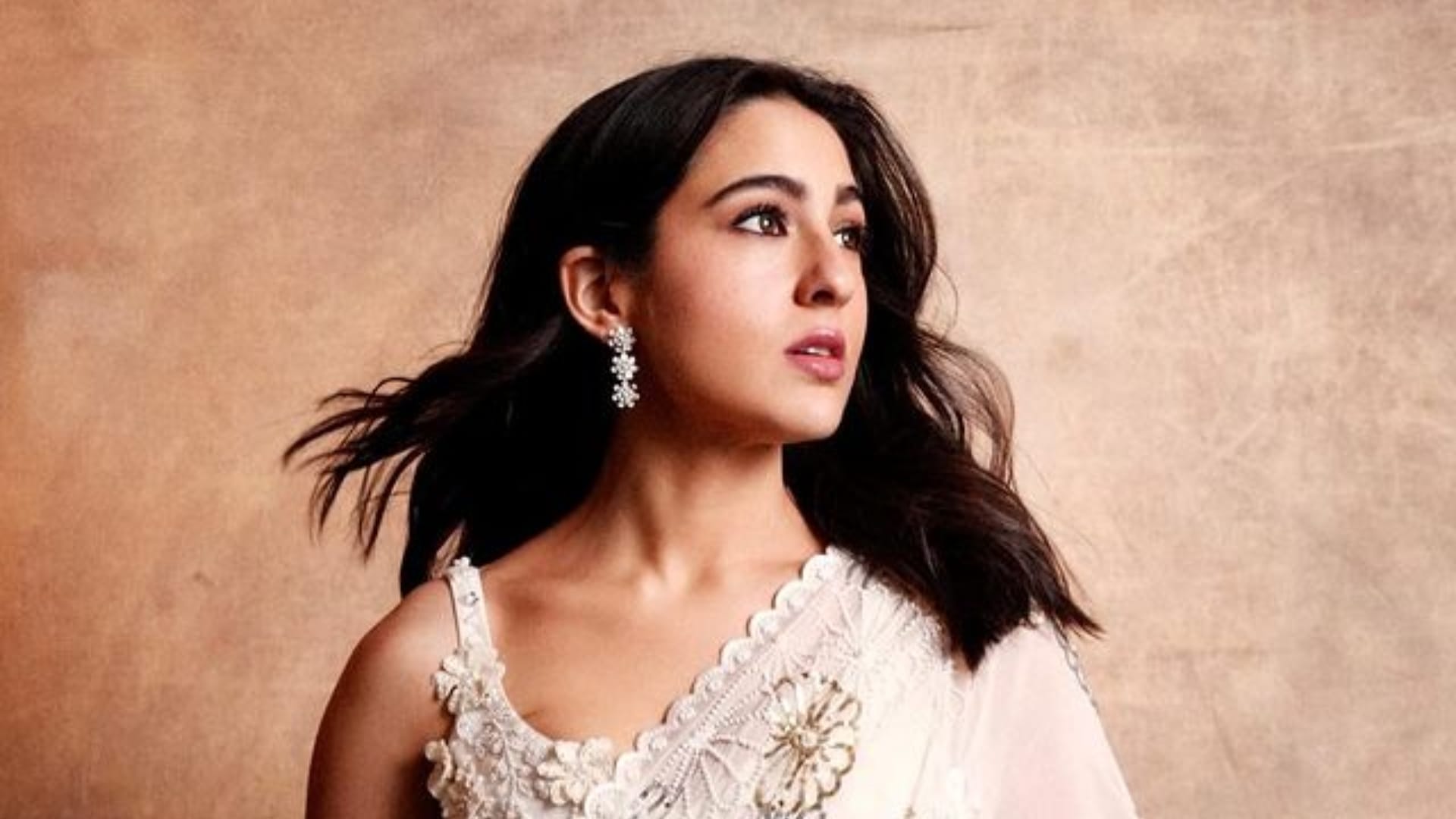 sara ali khan shahrukh khan hina khan nusrat jahan also celebrate Chaitra Navratri worship Maa Durga