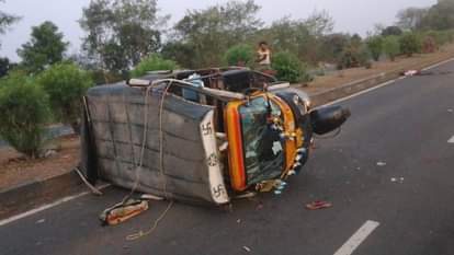 श्रद्धालुओं को ले जा रही अप्पे को ट्रक ने मारी टक्कर