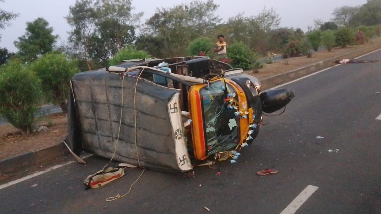 Appe, which was carrying devotees for bathing in Narmada river, was hit by a truck