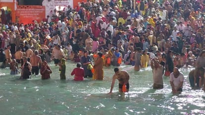 Somvati Amavasya 2024 snan today devotees crowd gathered to take bath in Ganga in Haridwar Watch Photos