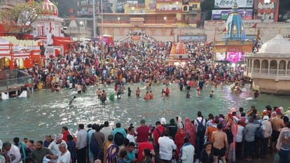 Somvati Amavasya 2024 snan today devotees crowd gathered to take bath in Ganga in Haridwar Watch Photos