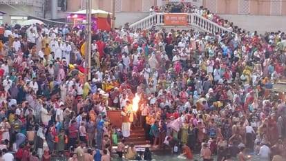 Somvati Amavasya 2024 snan today devotees crowd gathered to take bath in Ganga in Haridwar Watch Photos