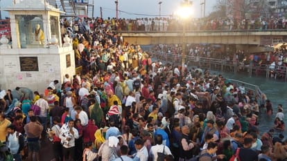 Somvati Amavasya 2024 snan today devotees crowd gathered to take bath in Ganga in Haridwar Watch Photos