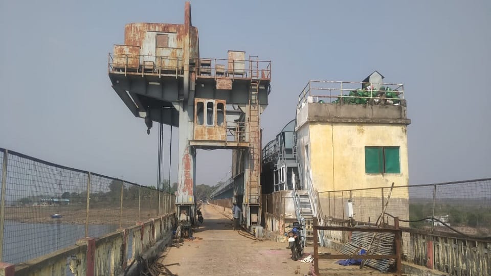 तेजी से गिर रहा गंगरेल बांध का जलस्तर