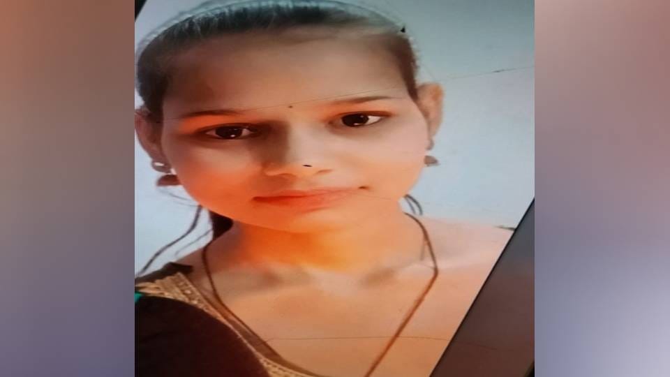Dead body of girl found in courtyard who living at her uncle house in Agra Police investigating