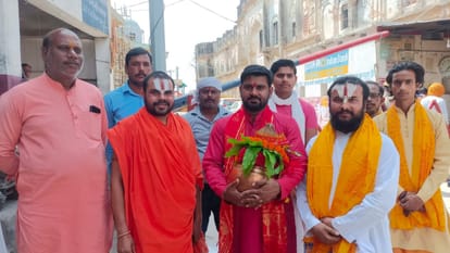 कलश लेकर रंग महल बैरियर पर मौजूद राम जन्मभूमि सेवा समिति  के पदाधिकारी