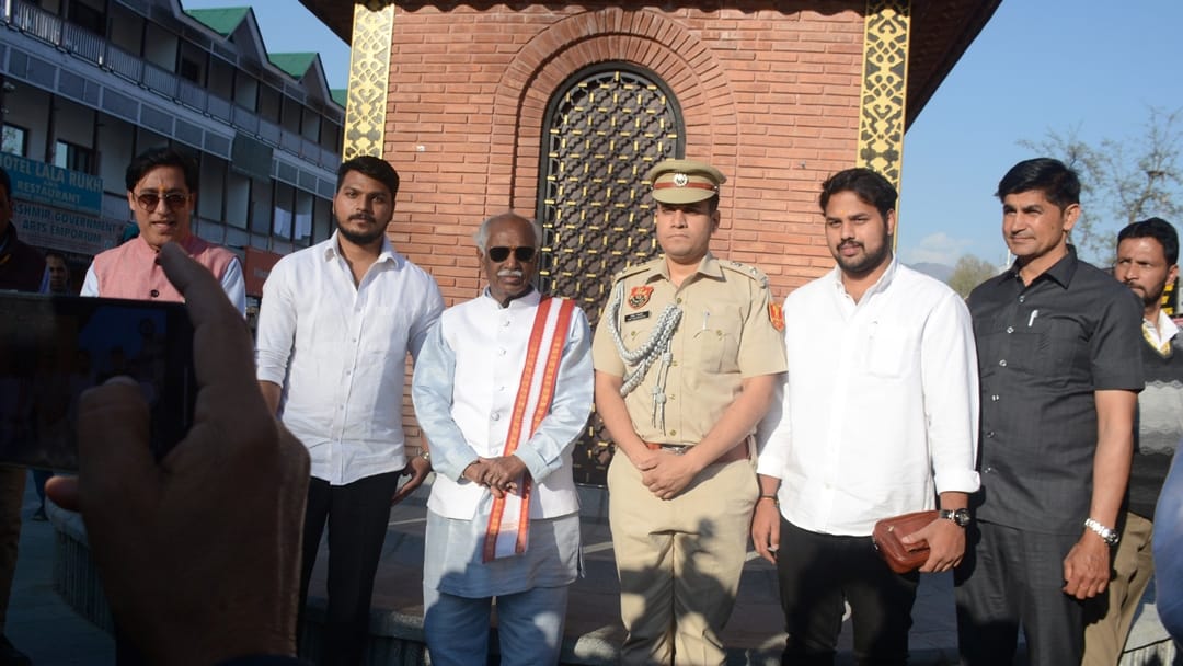 Haryana Governor Bandaru Dattatreya reached Srinagar saidfelt happy after seeing Lal Chowk