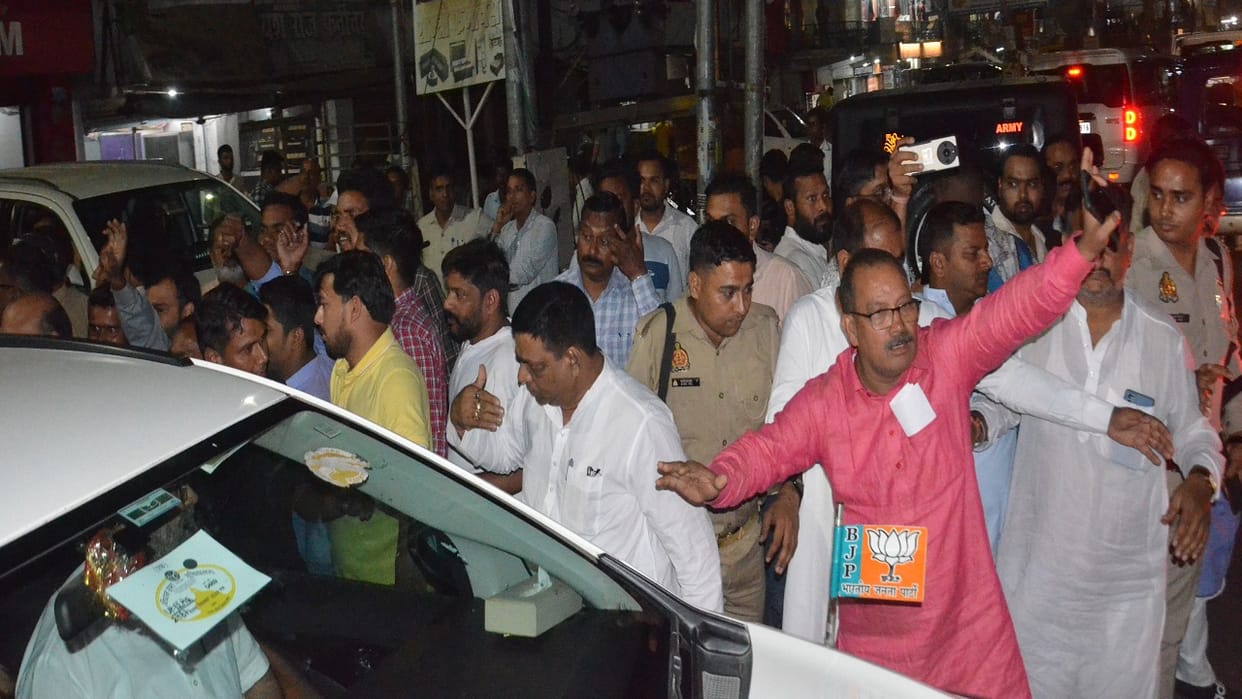 Ruckus by supporters of Santosh Gangwar in front of BJP state president in Bareilly
