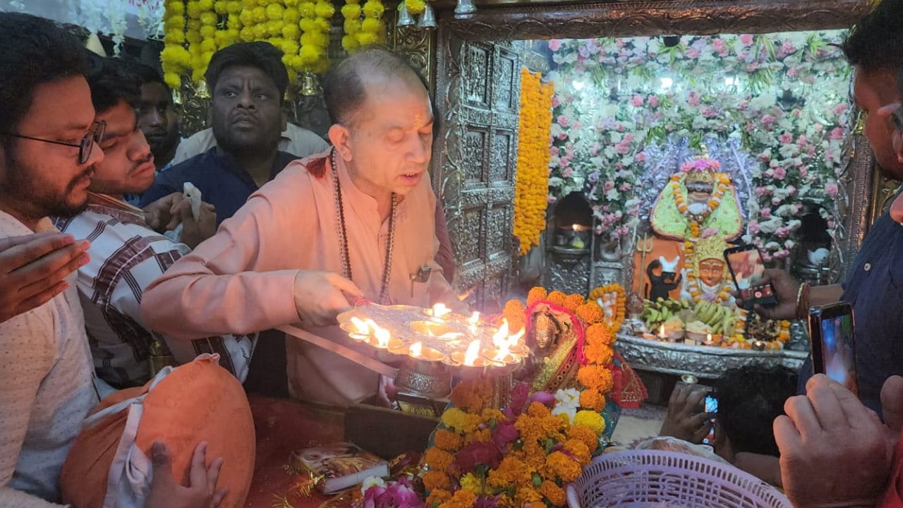 Chaitra Navratri 2024 Maa Daat Kali mandir Devotees get Chunari tied in temple after purchasing a new vehicle