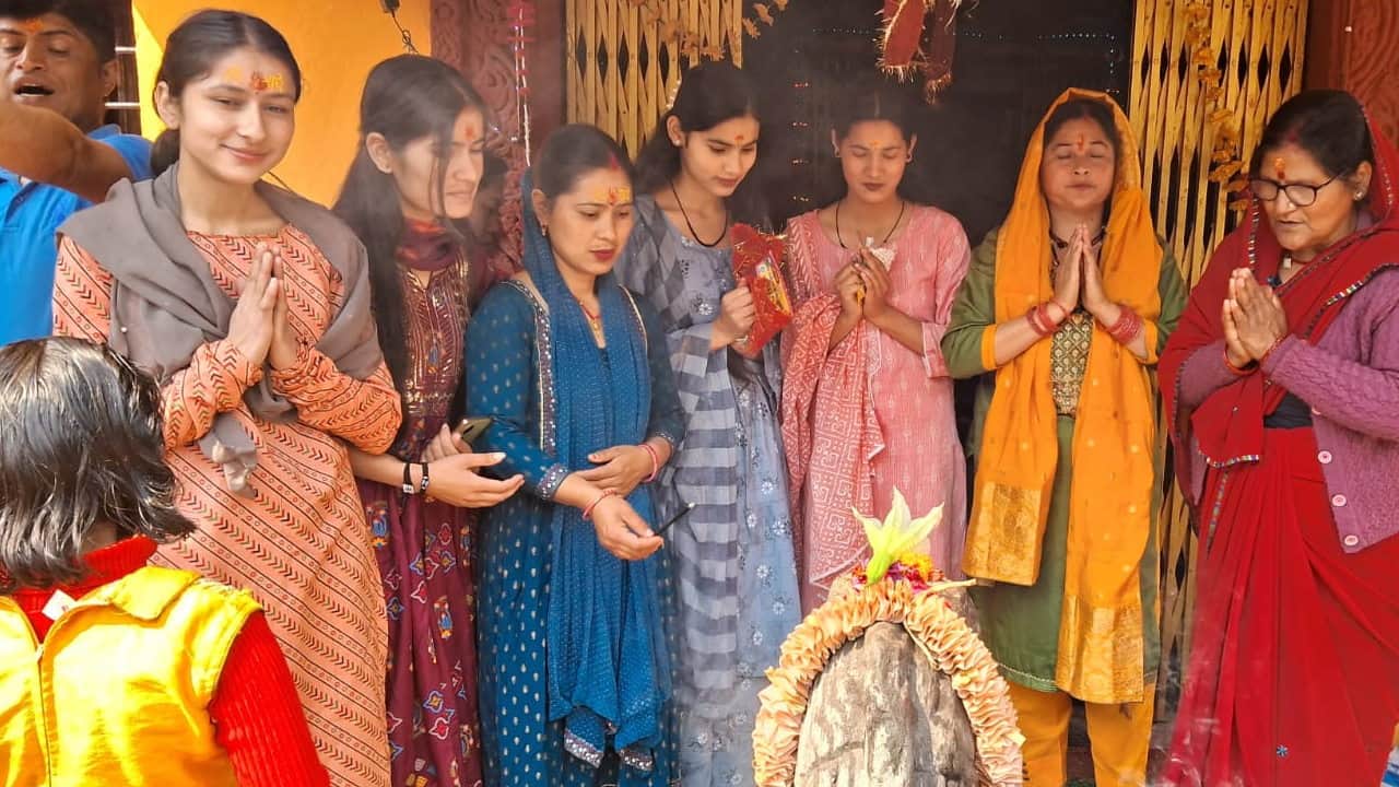 Chaitra Navratri 2024 devotees Crowd in Maa Durga in temples Ghatasthapana and Puja Vidhi Watch photos