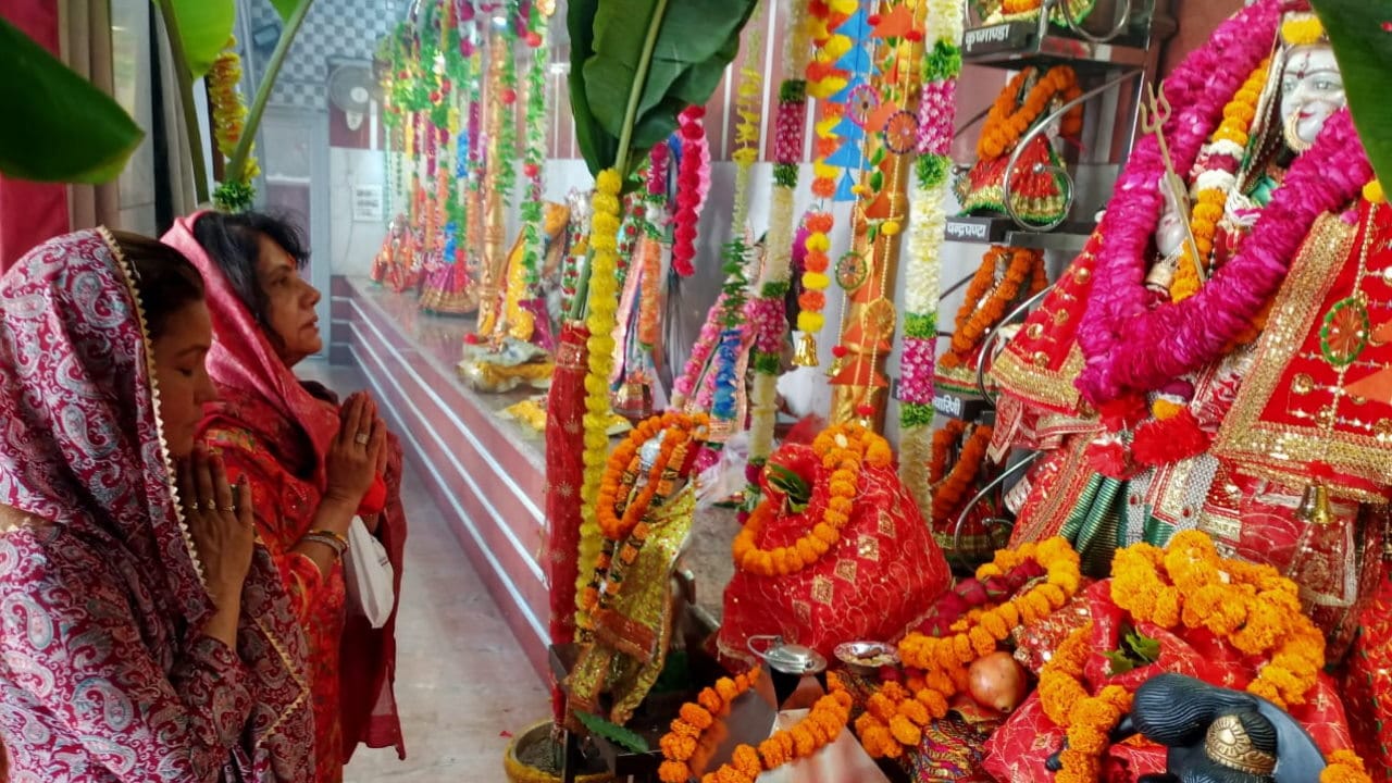 Chaitra Navratri 2024 devotees Crowd in Maa Durga in temples Ghatasthapana and Puja Vidhi Watch photos