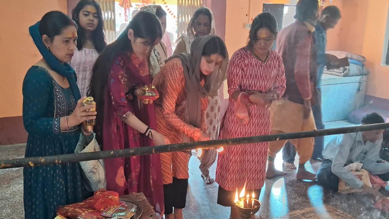 Chaitra Navratri 2024 devotees Crowd in Maa Durga in temples Ghatasthapana and Puja Vidhi Watch photos