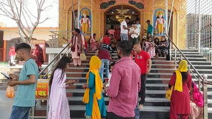 Chaitra Navratri 2024 Maa Daat Kali mandir Devotees get Chunari tied in temple after purchasing a new vehicle