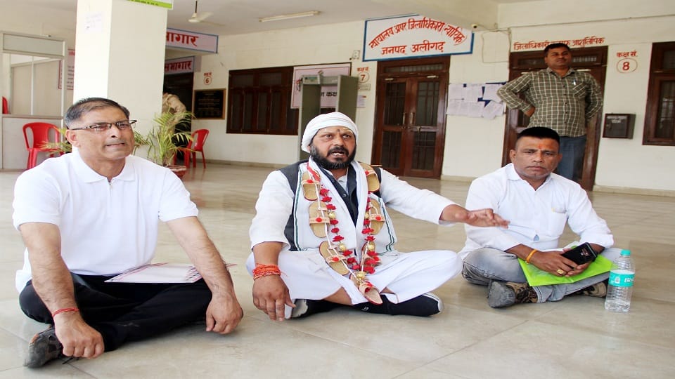 Candidate Keshavdev sat on dharna wearing a garland of slippers
