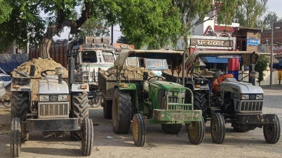 SDM seized three tractor loaded with soil used in mining of BJP Minister of State In Mainpuri