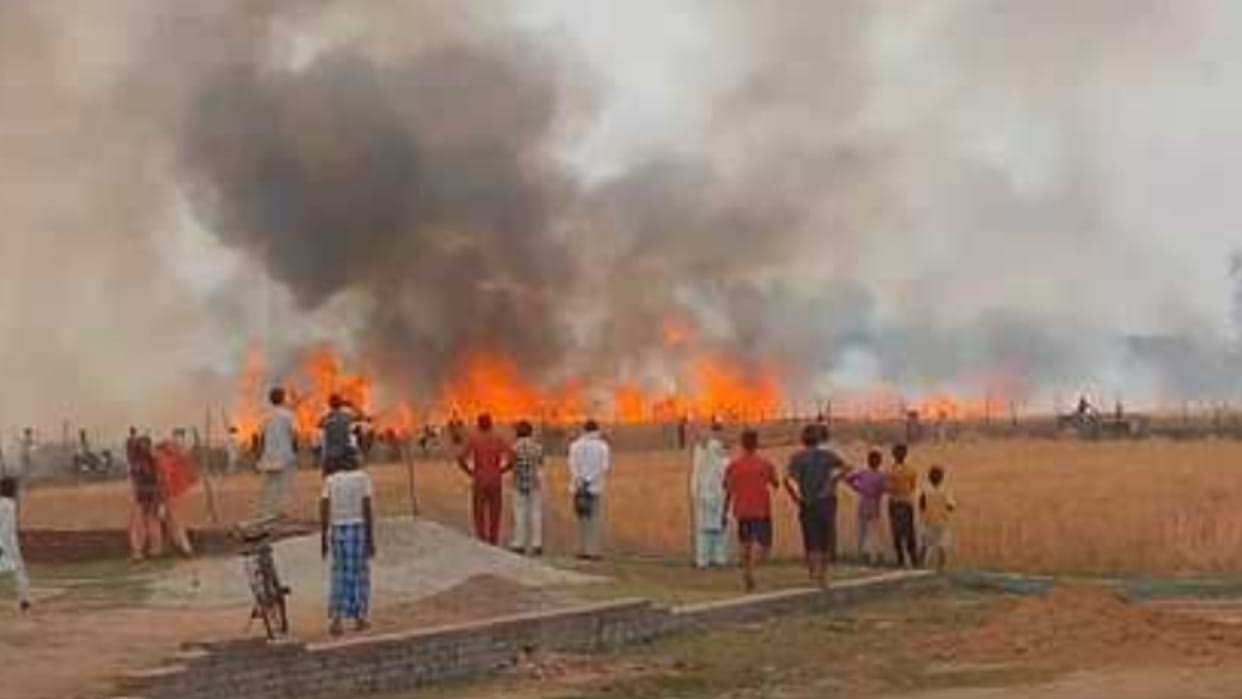 10 acres of wheat crop burnt due to spark of pipe house caught fire in lakhimpur kheri