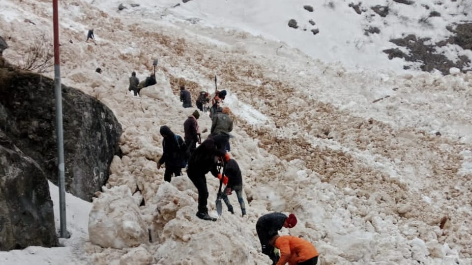 Uttarakhand News Iceberg broke on Gaurikund Kedarnath walking route road closed