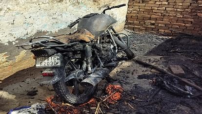 Aligarh News: अज्ञात कारणों से घर में लगी आग, सामान जलकर हुआ राख Goods burnt to ashes due to house fire