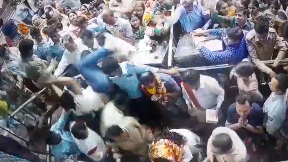 devotee fell in VIP booth of Banke Bihari temple during darshan of High Court woman judge in vrindavan