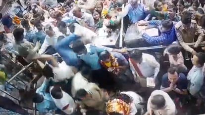VIDEO: हाईकोर्ट की जज बांकेबिहारी के कर रहीं थी दर्शन, अचानक वीआईपी कठघरे में गिरा श्रद्धालु; मची अफरातफरी devotee fell in VIP booth of Banke Bihari temple during darshan of High Court woman judge in vrindavan