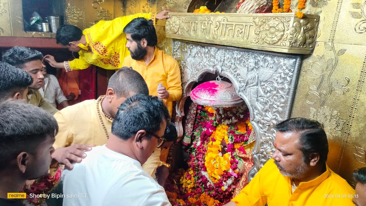 Devotees worshiped in all temples including Shitala Chowkia Dham of Jaunpur