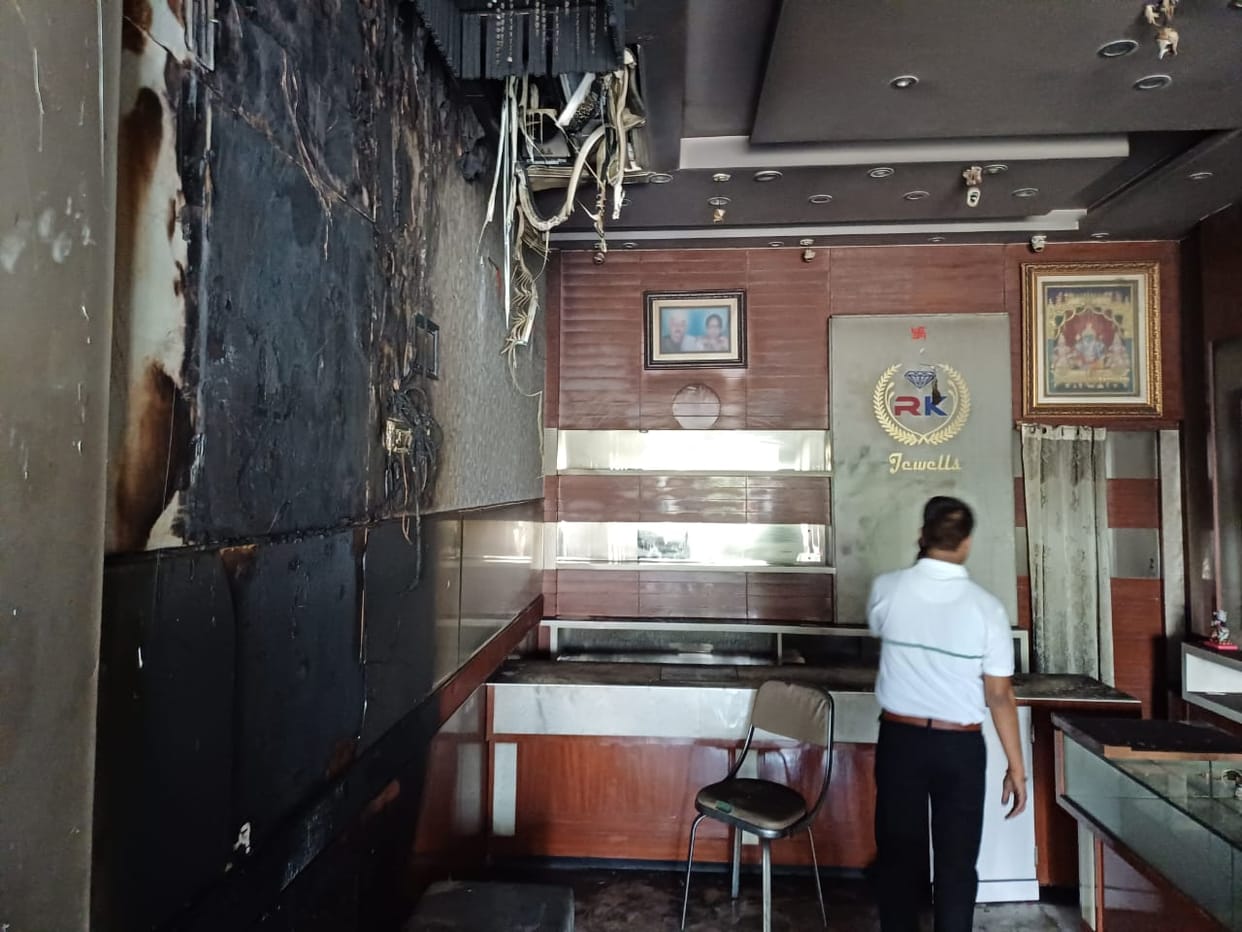 Fire broke out in jewelery shop at midnight loss worth lakhs