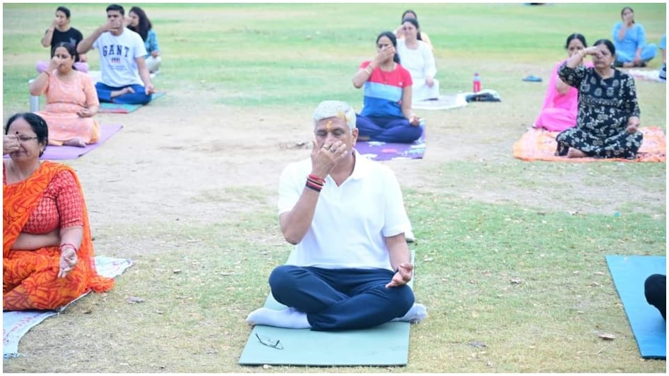 Jodhpur News: Union Minister Shekhawat did pranayam with friends in Ashoka Udyan